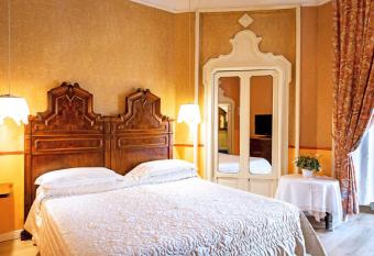 Antica Locanda Solferino has rooms with a private hot tub