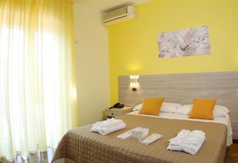 Policlinico Happy Home has rooms with a private hot tub