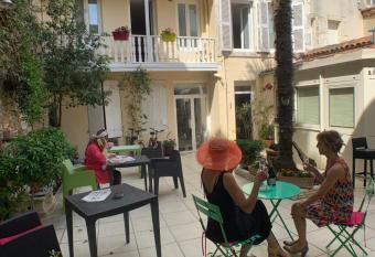 The Originals Boutique, H  tel Roca-Fortis, Rochefort allows 18 year olds to book a room