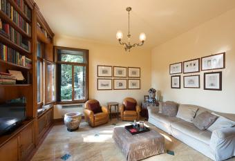 Villa Paola has Balcony rooms