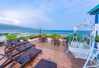 Cani Beach House has Balcony rooms