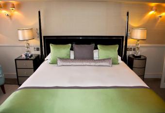 Althoff St James s Hotel & Club London has rooms with a private hot tub