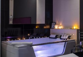 NAR Royalton Accommodation allows 18 year olds to book a room