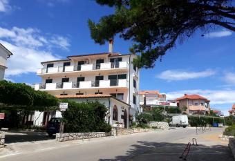 San Lorenzo has Balcony rooms