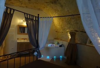 Chambres d H  tes Troglodytes Le Clos de L Hermitage has rooms with a private hot tub
