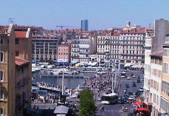 La MAISON du PORT has Smoking rooms