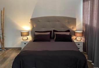 H  tel Restaurant Mas del Gall has rooms with a private hot tub