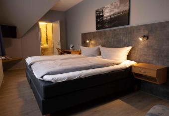 Hotel Rendsburg allows 18 year olds to book a room