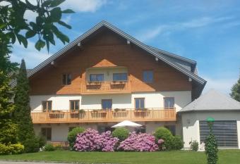 Pension Kreuzinger, 5310 Tiefgraben has Balcony rooms