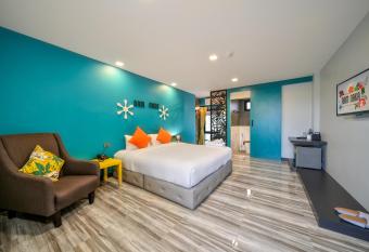Nam Naka Boutique Hotel - SHA Plus allows 18 year olds to book a room