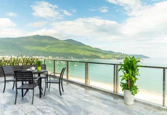 Grand Gold Hotel has rooms with a private hot tub