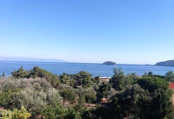 Villa with amazing view allows 18 year olds to book a room