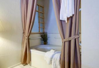 Forest Villas Hotel has rooms with a private hot tub