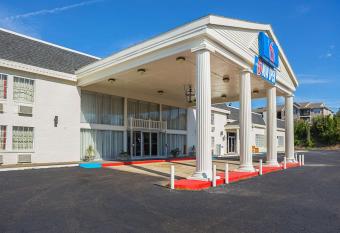 Motel 6-Vicksburg, MS allows 18 year olds to book a room