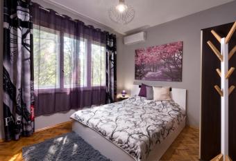 Reni s apartment-With Private Parking in Center allows 18 year olds to book a room