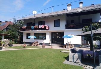 Apartment Villa Louise has Balcony rooms