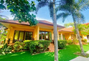 Pranmanee Beach Resort has Balcony rooms