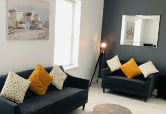 Spacious and Bright Town Centre Apartment allows 18 year olds to book a room