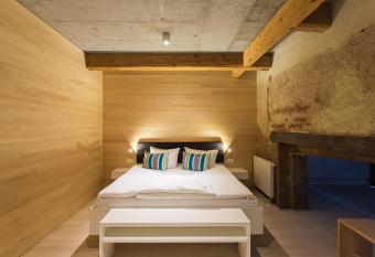 DIE KRONE - Hotel Garni allows 18 year olds to book a room