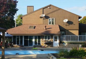 Shane Acres Country Inn has rooms with a private hot tub