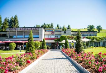 Hotel & Bildungszentrum Matt allows 18 year olds to book a room