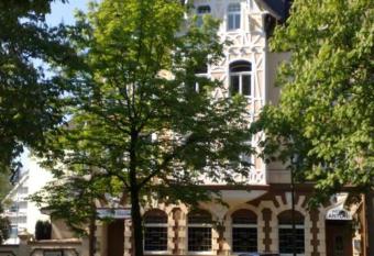 Hotel Antoni allows 18 year olds to book a room