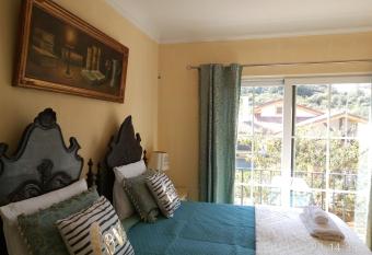 Casa de Santo Amaro allows 18 year olds to book a room