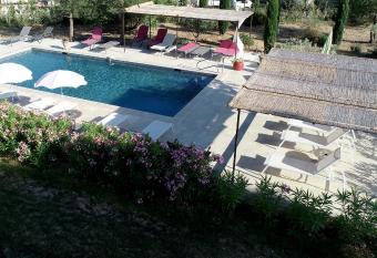 clair de lune allows 18 year olds to book a room