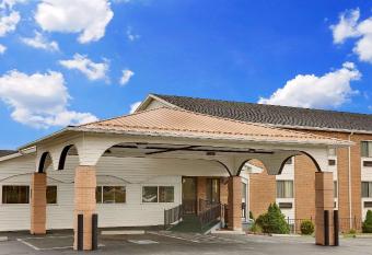 Super 8 by Wyndham Hillsville has Smoking rooms