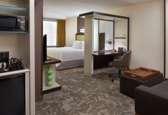 SpringHill Suites by Marriott Toronto Vaughan has rooms with a private hot tub