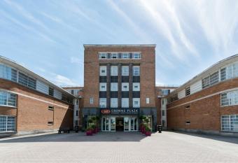 Crowne Plaza Liverpool - John Lennon Airport, an IHG Hotel has rooms with a private hot tub