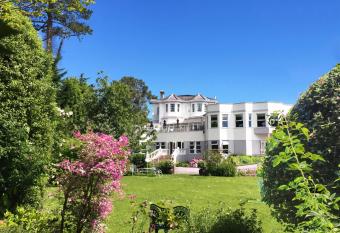 Abbey Sands Hotel allows 18 year olds to book a room