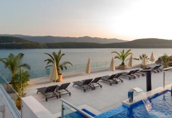 Hotel Nova has Balcony rooms