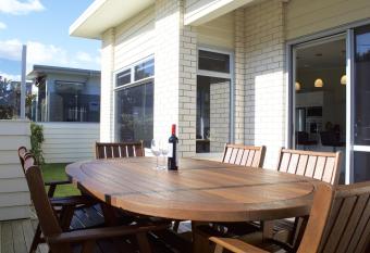 ESCAPE TO BULLER - PRIME HOLIDAY LOCATION has rooms with a private hot tub