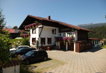 Landhaus Bromm allows 18 year olds to book a room