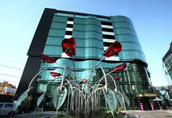 Hotel Emirates allows 18 year olds to book a room