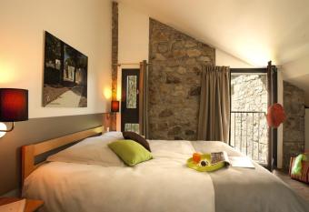 Terres de France - Le Domaine des Vans allows 18 year olds to book a room