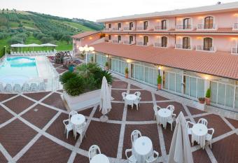 Hotel Villa Elena allows 18 year olds to book a room