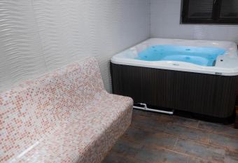 S PALACE & SPA has rooms with a private hot tub