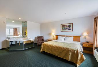 Quality Inn and Suites Belmont Route 151 has rooms with a private hot tub