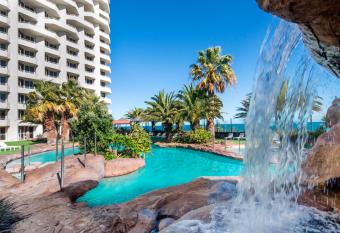 Rendezvous Hotel Perth Scarborough has rooms with a private hot tub