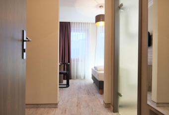 Hotel R  merstadt allows 18 year olds to book a room