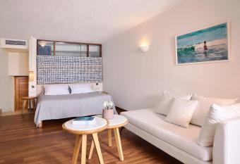 St. Nicolas Bay Resort Hotel & Villas has rooms with a private hot tub