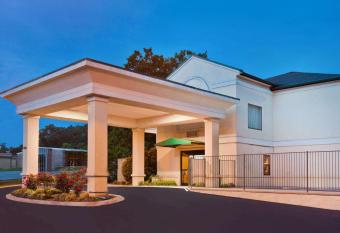 Super 8 Fort Oglethorpe has Smoking rooms