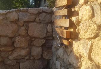 Brandy House Hedonica has rooms with a private hot tub