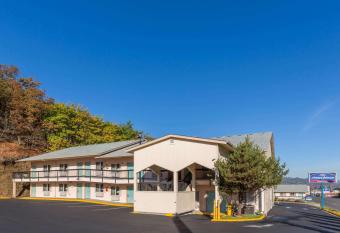 Howard Johnson by Wyndham Roseburg has rooms with a private hot tub
