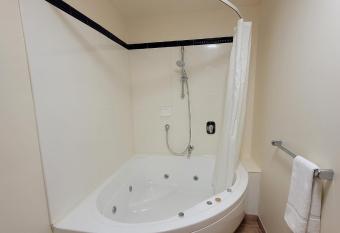 City of Sails Motel has rooms with a private hot tub