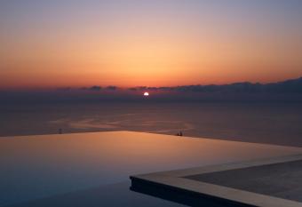 Golden July Luxury Villa has Balcony rooms