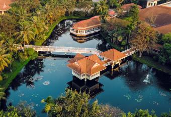 Sofitel Angkor Phokeethra Golf & Spa Resort has rooms with a private hot tub
