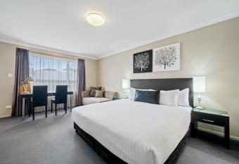 Ambassador On Ruthven has rooms with a private hot tub